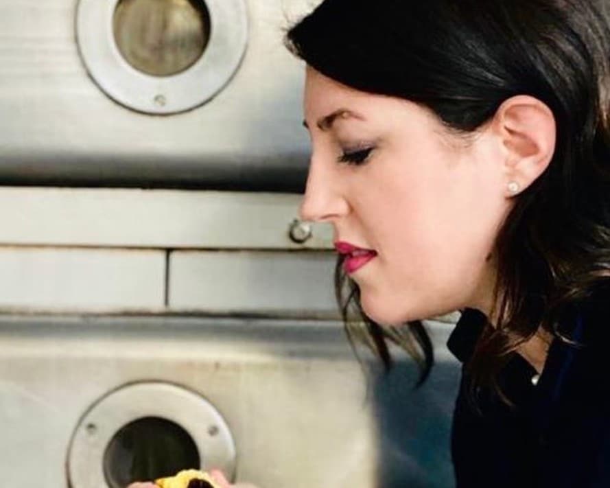 Alessandra Malavenda assaggia un dolce appena sfornato