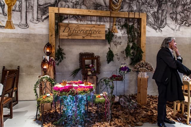 Allestimento floreale per matrimoni davanti a pareti affrescate