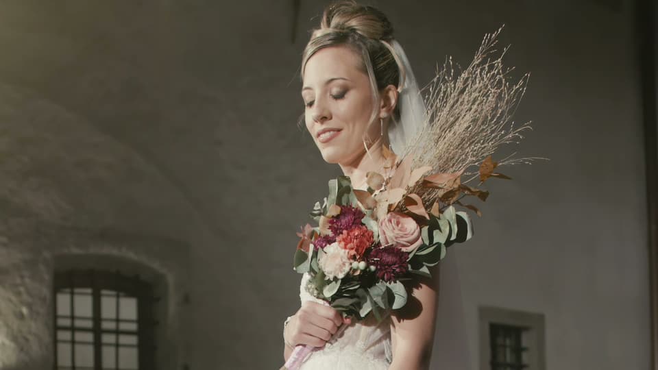 Scena dal video di Marry me: abito da sposa con collana di perle