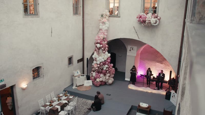 Il cortile di Castel Mareccio con arco di fiori e palco