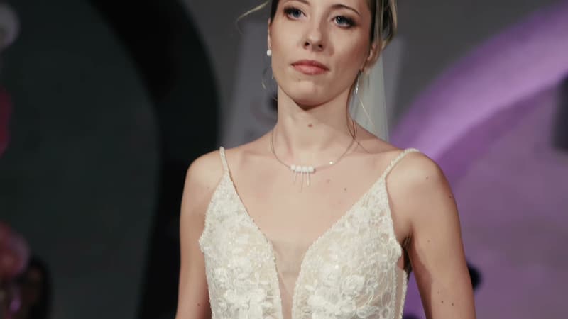 Sposa in abito di pizzo in passerella