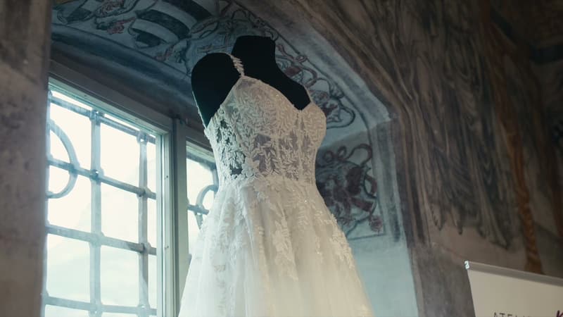Abito da sposa vicino alla finestra di una sala del castello