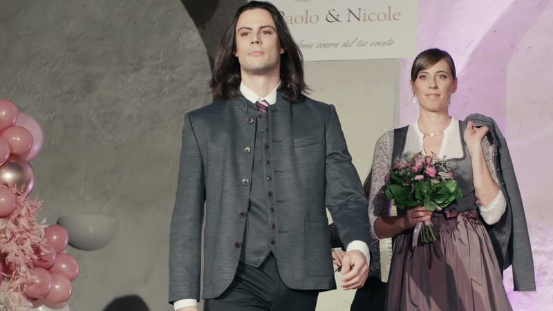 Sposo in abito tradizionale e sposa in dirndl