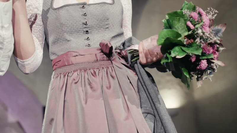 Dirndl con bouquet da sposa