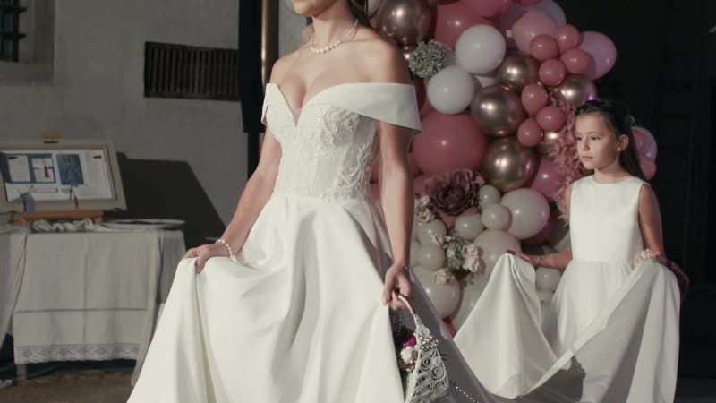 Sposa e damigella in passerella
