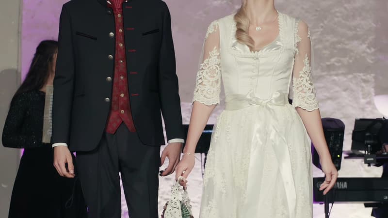 Coppia in costume tradizionale alla sfilata