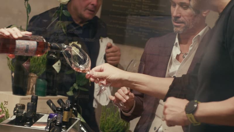 Degustazione di vino a uno stand