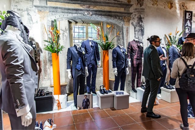 Abiti da sposo esposti in una sala del castello