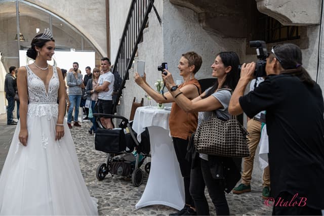 Modella in abito da sposa fotografata nel cortile